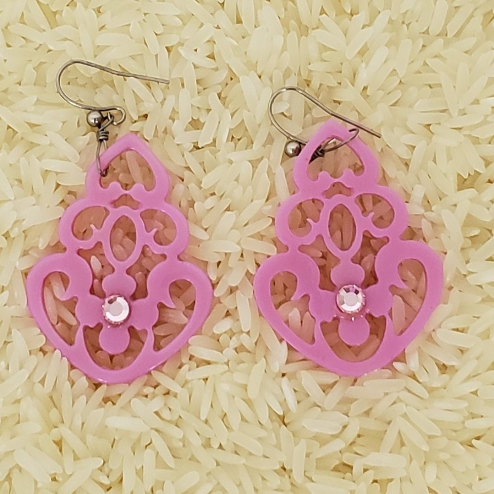 🔹NWOT🔹Yochi Pink Carved Lucite Earrings